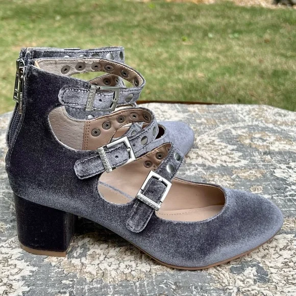 NIB Gorgeous Silver/Slate Grey Three Strap Pump - Size 6 - Picture 7 of 11